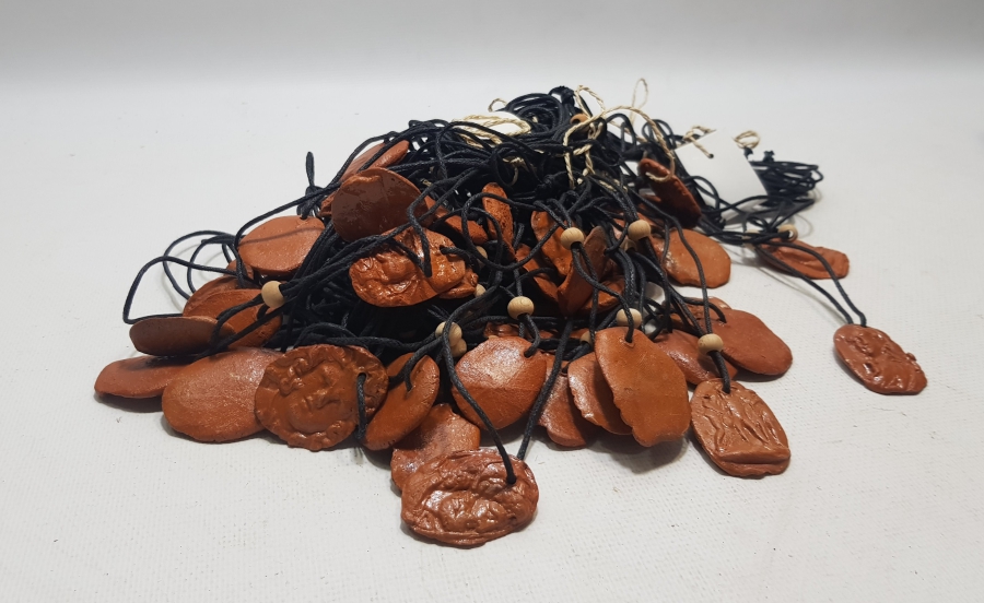 ÜZERİNDE ÇEŞİTLİ TANRILARA AİT GÖRSELLER BULUNAN TOPRAKTAN MAMUL EL YAPIMI KOLYE LOTU