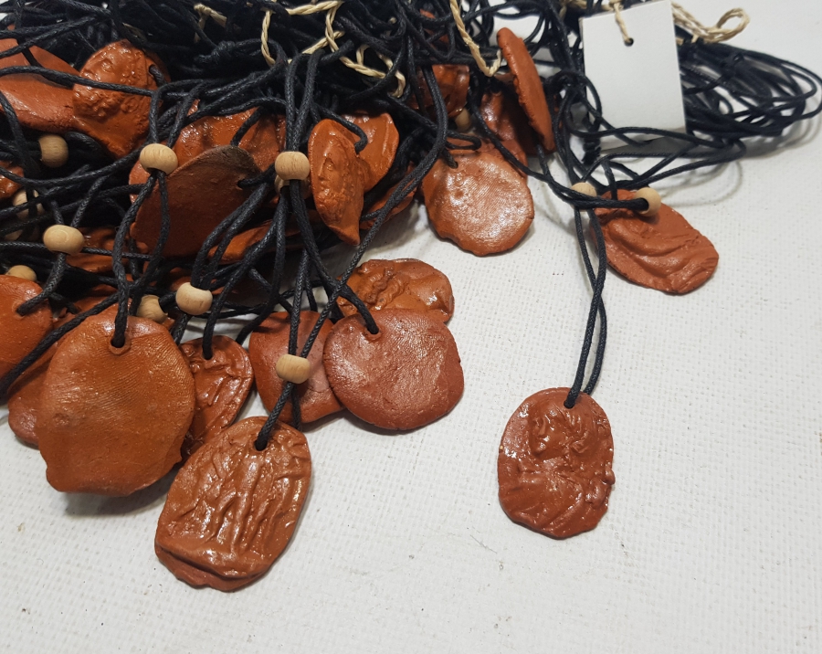 ÜZERİNDE ÇEŞİTLİ TANRILARA AİT GÖRSELLER BULUNAN TOPRAKTAN MAMUL EL YAPIMI KOLYE LOTU