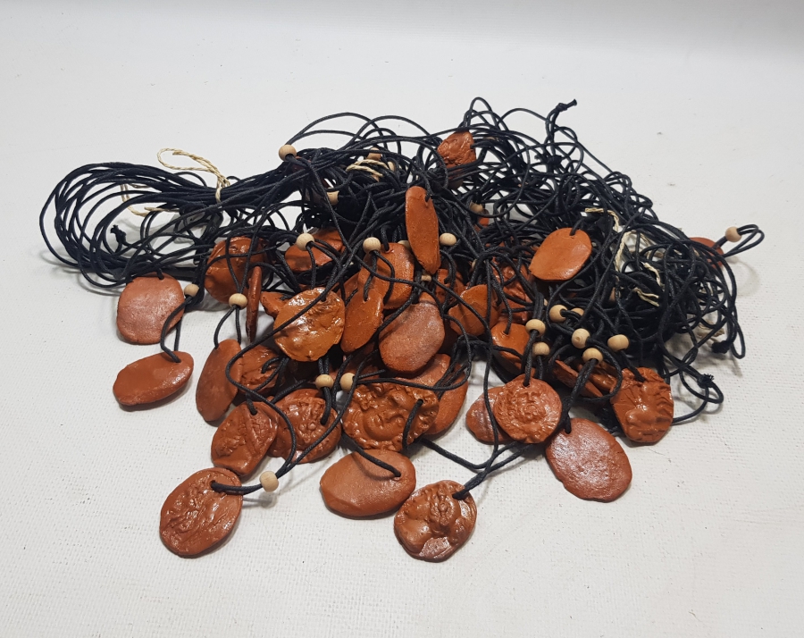 ÜZERİNDE ÇEŞİTLİ TANRILARA AİT GÖRSELLER BULUNAN TOPRAKTAN MAMUL EL YAPIMI KOLYE LOTU