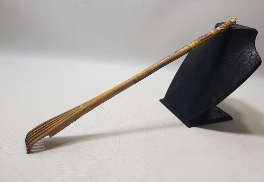 EL FORMUNDA YAPILMIŞ ANTİKA AHŞAP SIRT KAŞIYICI