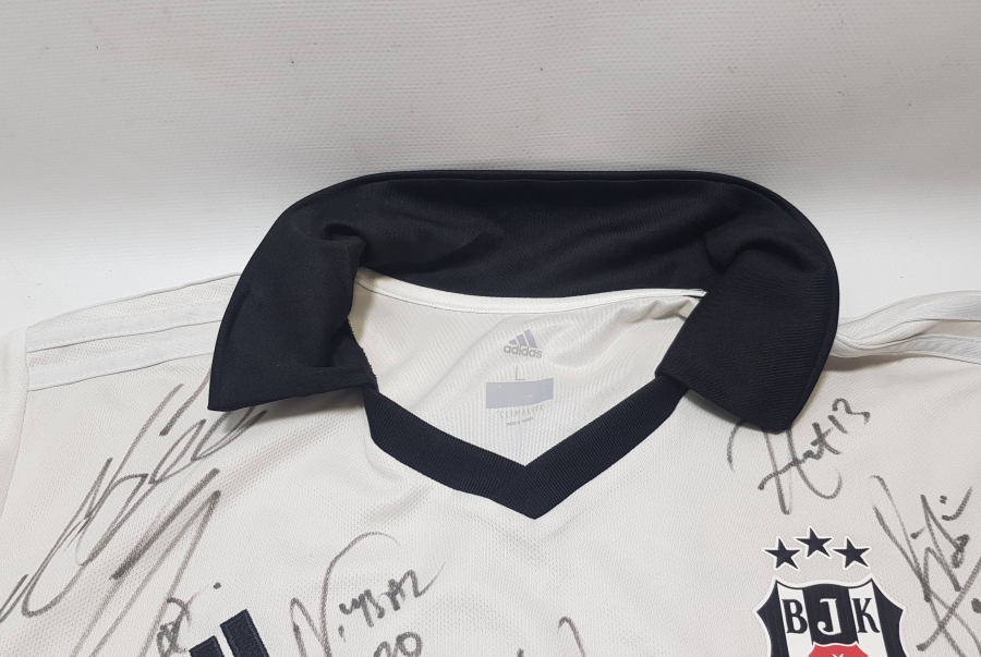 2018-2019 SEZONU 19 FUTBOLCU İMZALI BEŞİKTAŞ FORMASI