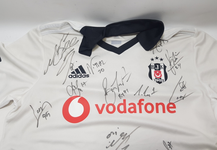 2018-2019 SEZONU 19 FUTBOLCU İMZALI BEŞİKTAŞ FORMASI