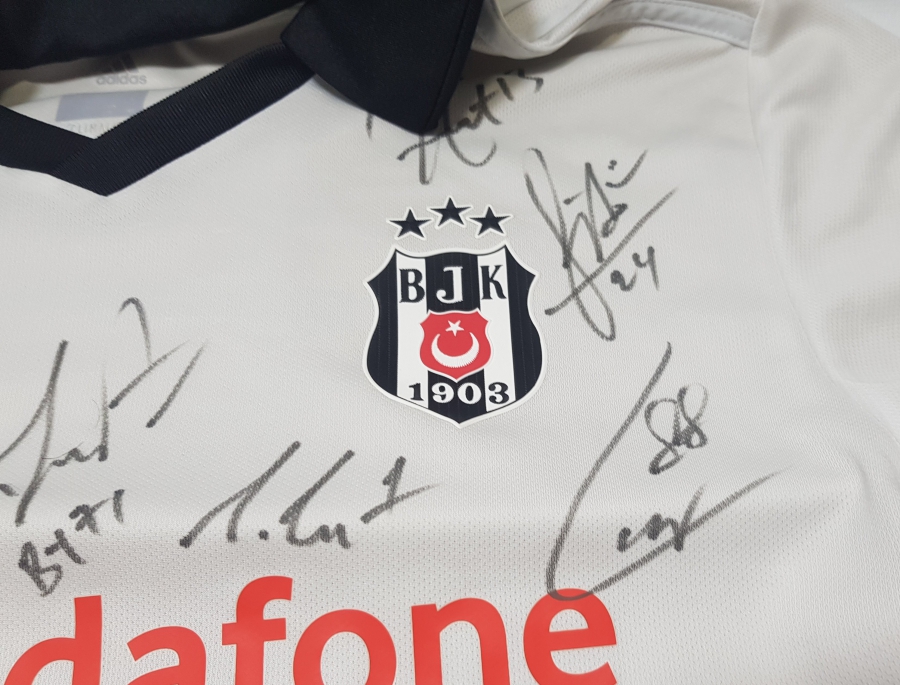 2018-2019 SEZONU 19 FUTBOLCU İMZALI BEŞİKTAŞ FORMASI