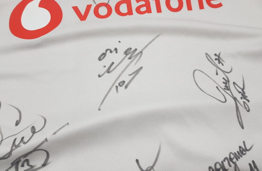 2018-2019 SEZONU 19 FUTBOLCU İMZALI BEŞİKTAŞ FORMASI