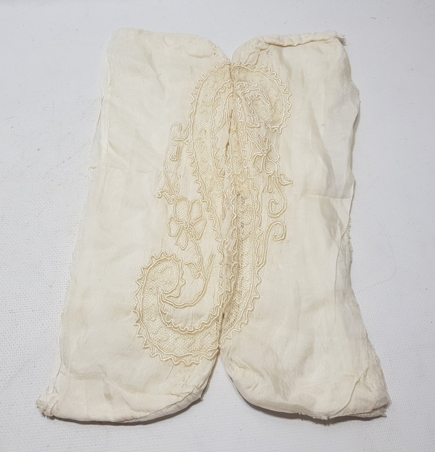 İPEK ÜZERİ İPEK İPLERLE İŞLİ OSMANLI DÖNEMİ YASTIK BAŞI