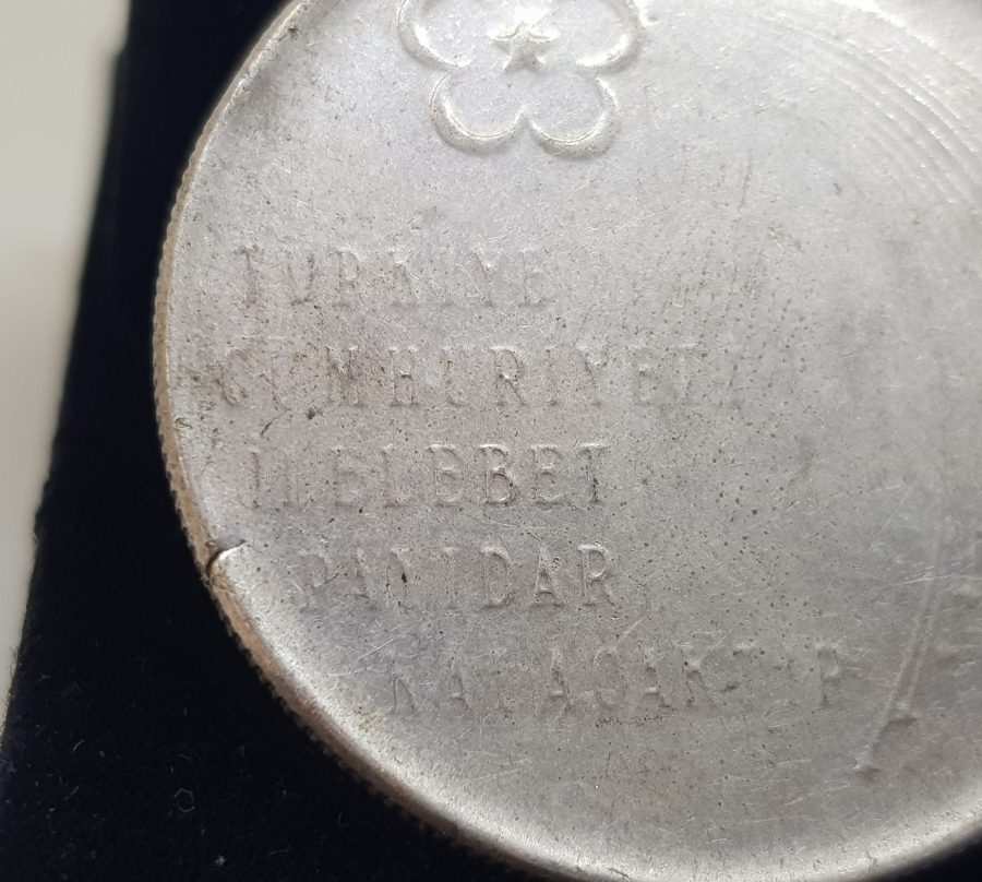 CUMHURİYETİMİZİN KURULUŞUNUN 50. YILINA ÖZEL BASILMIŞ GÜMÜŞ MADALYON