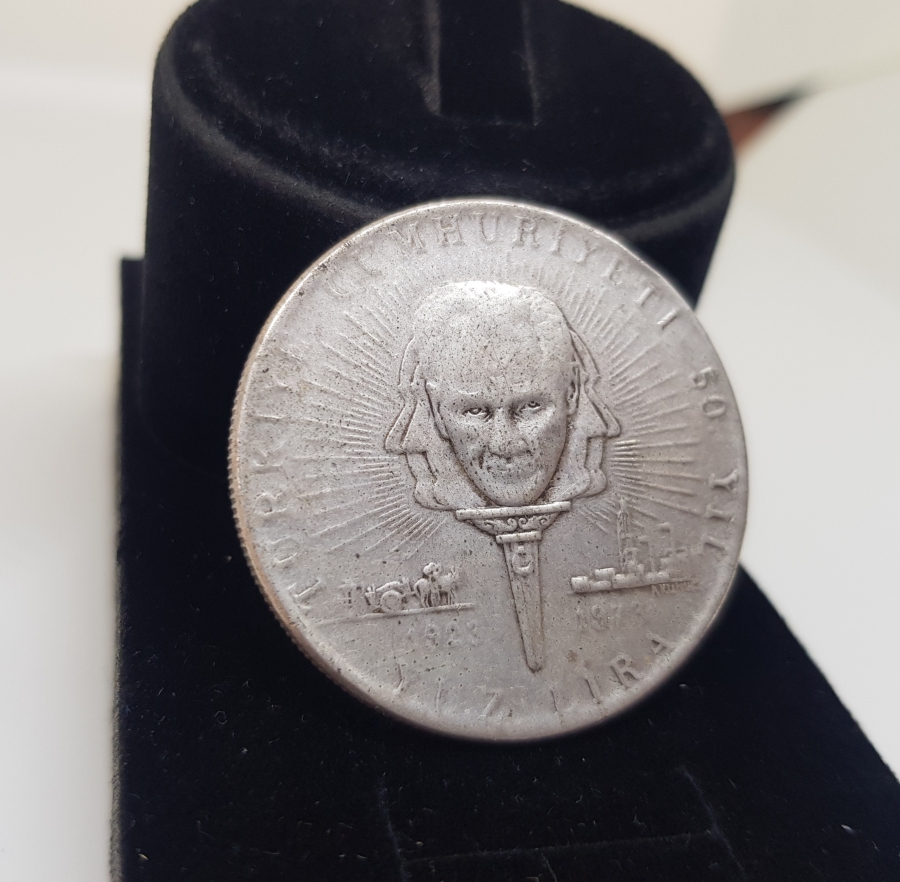 CUMHURİYETİMİZİN KURULUŞUNUN 50. YILINA ÖZEL BASILMIŞ GÜMÜŞ MADALYON