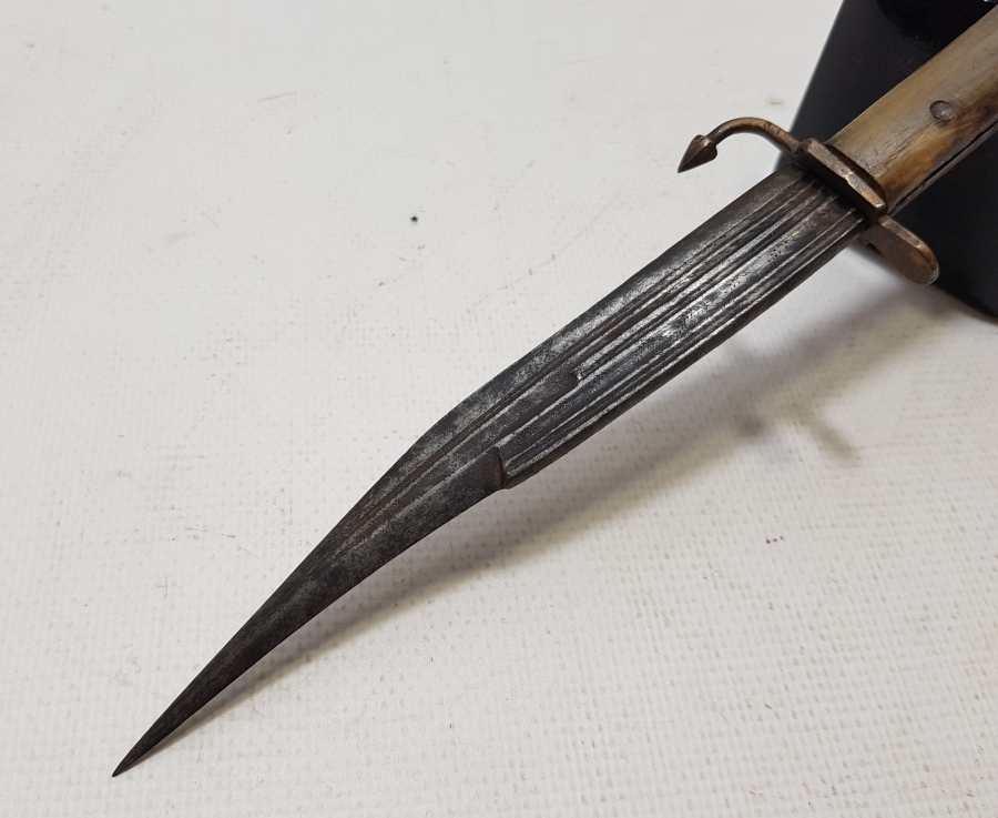 ÜZERİNDE ANADOLU ASLANI KARTAL VE YILAN FİGÜRLERİ BULUNAN OSMANLI DÖNEMİ BALÇAKLI BİTİRİM KAMASI - KABADAYI SALLAMASI