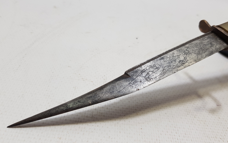 ÜZERİNDE ANADOLU ASLANI KARTAL VE YILAN FİGÜRLERİ BULUNAN OSMANLI DÖNEMİ BALÇAKLI BİTİRİM KAMASI - KABADAYI SALLAMASI