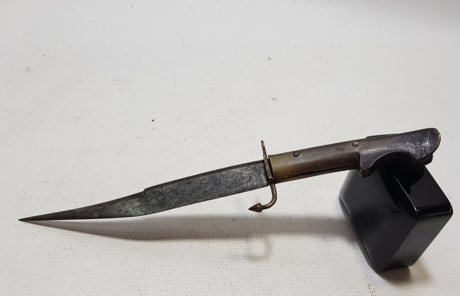 ÜZERİNDE ANADOLU ASLANI KARTAL VE YILAN FİGÜRLERİ BULUNAN OSMANLI DÖNEMİ BALÇAKLI BİTİRİM KAMASI - KABADAYI SALLAMASI