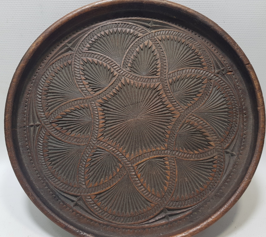 ORTASINDA SALTANAT ŞEMSESİ BULUNAN EL OYMA İŞÇİLİKLİ AHŞAP KAHVE TEPSİSİ