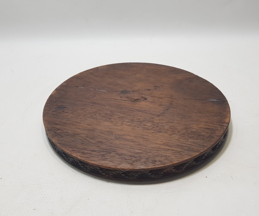 ORTASINDA SALTANAT ŞEMSESİ BULUNAN EL OYMA İŞÇİLİKLİ AHŞAP KAHVE TEPSİSİ