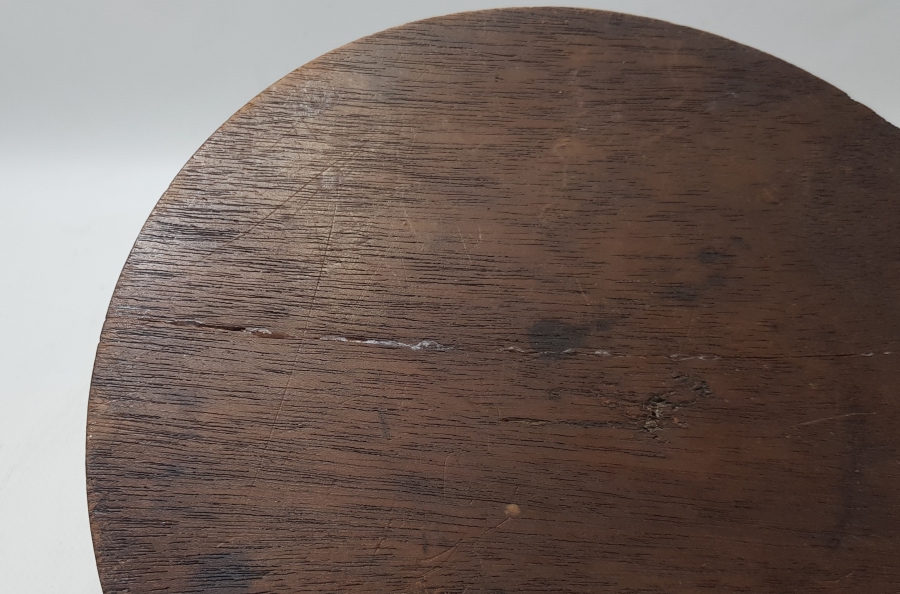 ORTASINDA SALTANAT ŞEMSESİ BULUNAN EL OYMA İŞÇİLİKLİ AHŞAP KAHVE TEPSİSİ