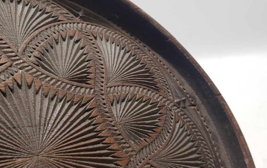 ORTASINDA SALTANAT ŞEMSESİ BULUNAN EL OYMA İŞÇİLİKLİ AHŞAP KAHVE TEPSİSİ