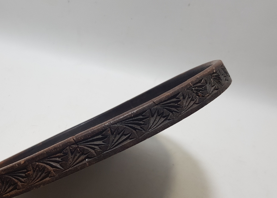 ORTASINDA SALTANAT ŞEMSESİ BULUNAN EL OYMA İŞÇİLİKLİ AHŞAP KAHVE TEPSİSİ