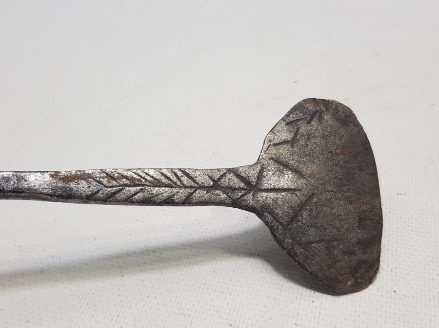 ÜZERİNDE HAYAT AĞACI MOTİFLERİ BULUNAN BÜYÜK BOY ISTIRGAN-LOKMA KESME ALETİ