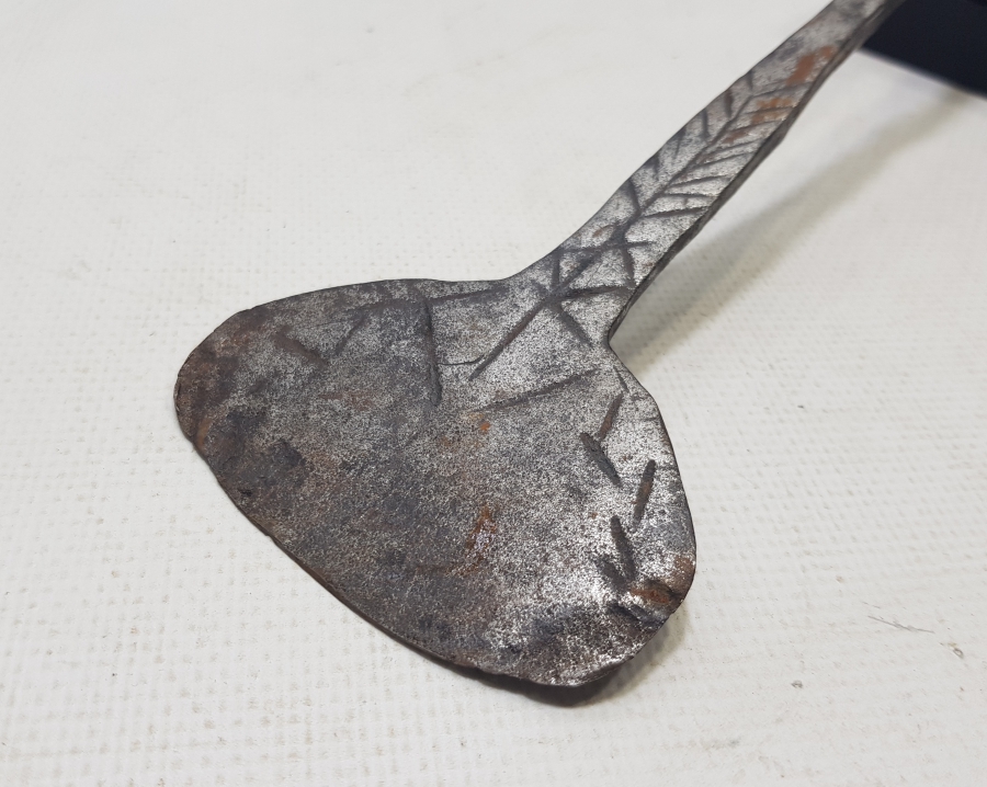 ÜZERİNDE HAYAT AĞACI MOTİFLERİ BULUNAN BÜYÜK BOY ISTIRGAN-LOKMA KESME ALETİ