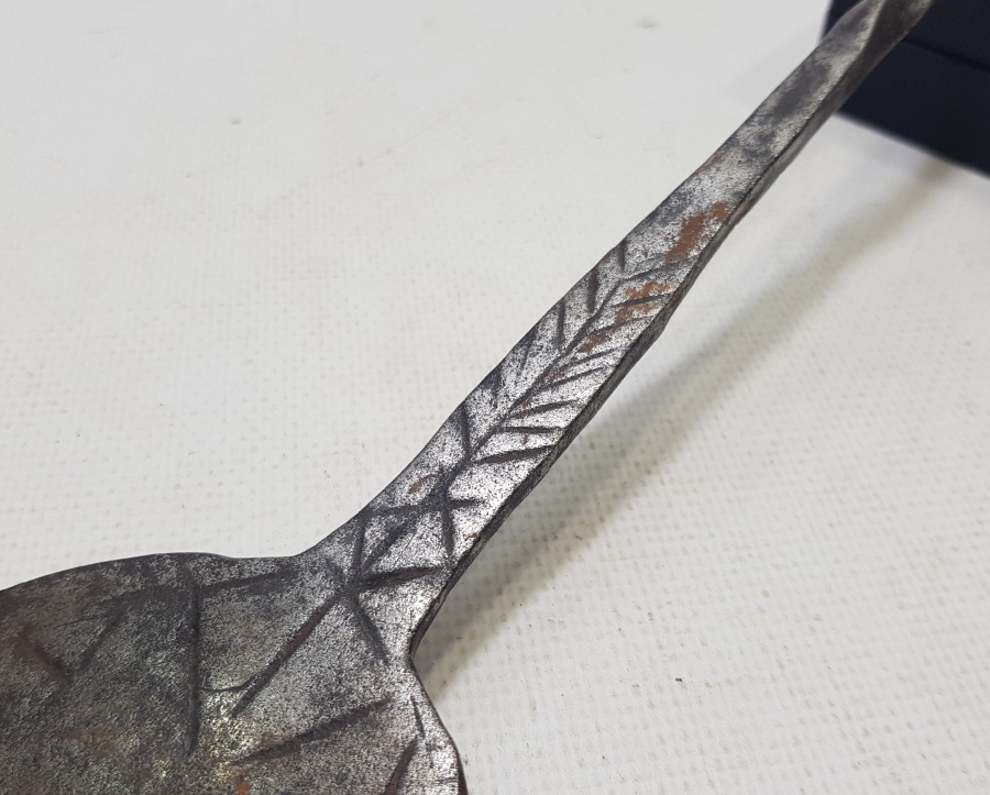 ÜZERİNDE HAYAT AĞACI MOTİFLERİ BULUNAN BÜYÜK BOY ISTIRGAN-LOKMA KESME ALETİ