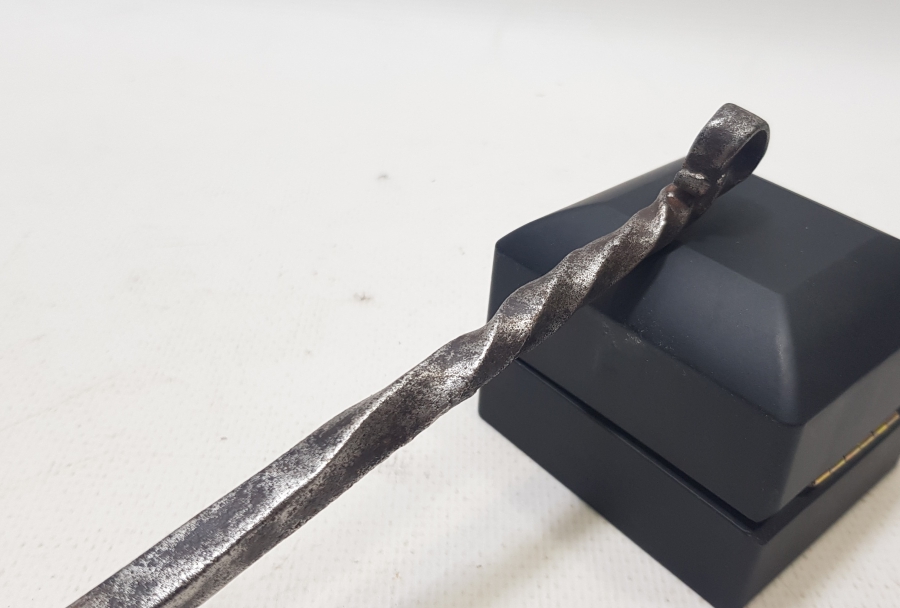 ÜZERİNDE HAYAT AĞACI MOTİFLERİ BULUNAN BÜYÜK BOY ISTIRGAN-LOKMA KESME ALETİ