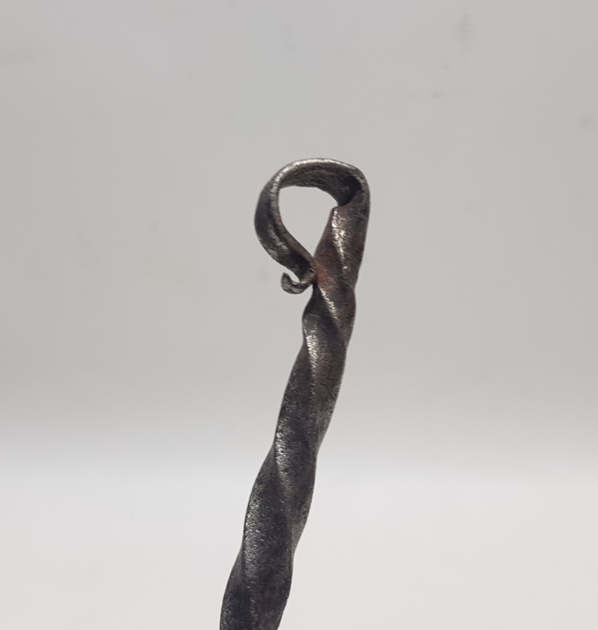 ÜZERİNDE HAYAT AĞACI MOTİFLERİ BULUNAN BÜYÜK BOY ISTIRGAN-LOKMA KESME ALETİ