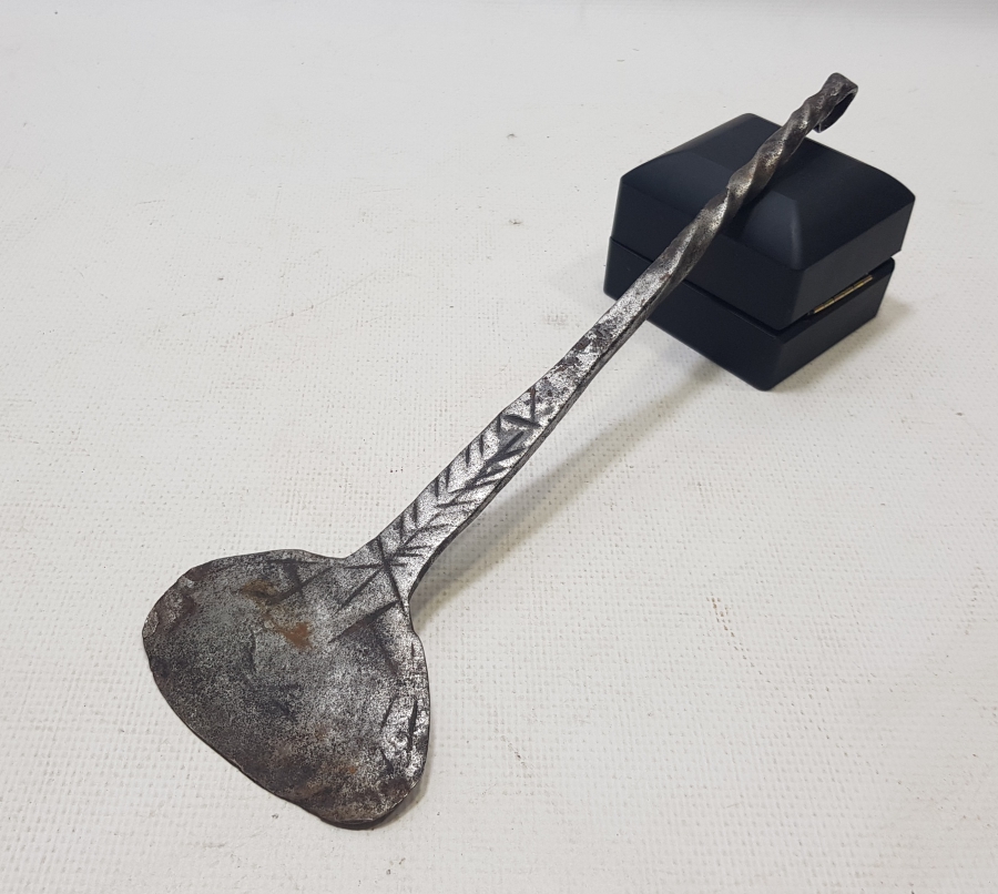 ÜZERİNDE HAYAT AĞACI MOTİFLERİ BULUNAN BÜYÜK BOY ISTIRGAN-LOKMA KESME ALETİ