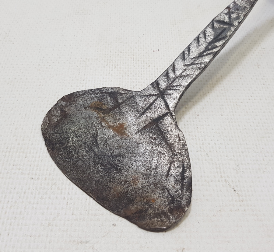 ÜZERİNDE HAYAT AĞACI MOTİFLERİ BULUNAN BÜYÜK BOY ISTIRGAN-LOKMA KESME ALETİ