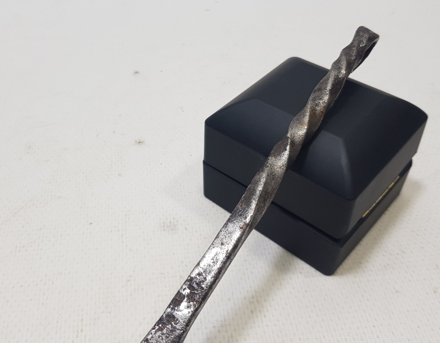 ÜZERİNDE HAYAT AĞACI MOTİFLERİ BULUNAN BÜYÜK BOY ISTIRGAN-LOKMA KESME ALETİ