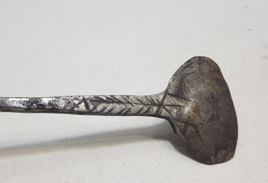 ÜZERİNDE HAYAT AĞACI MOTİFLERİ BULUNAN BÜYÜK BOY ISTIRGAN-LOKMA KESME ALETİ