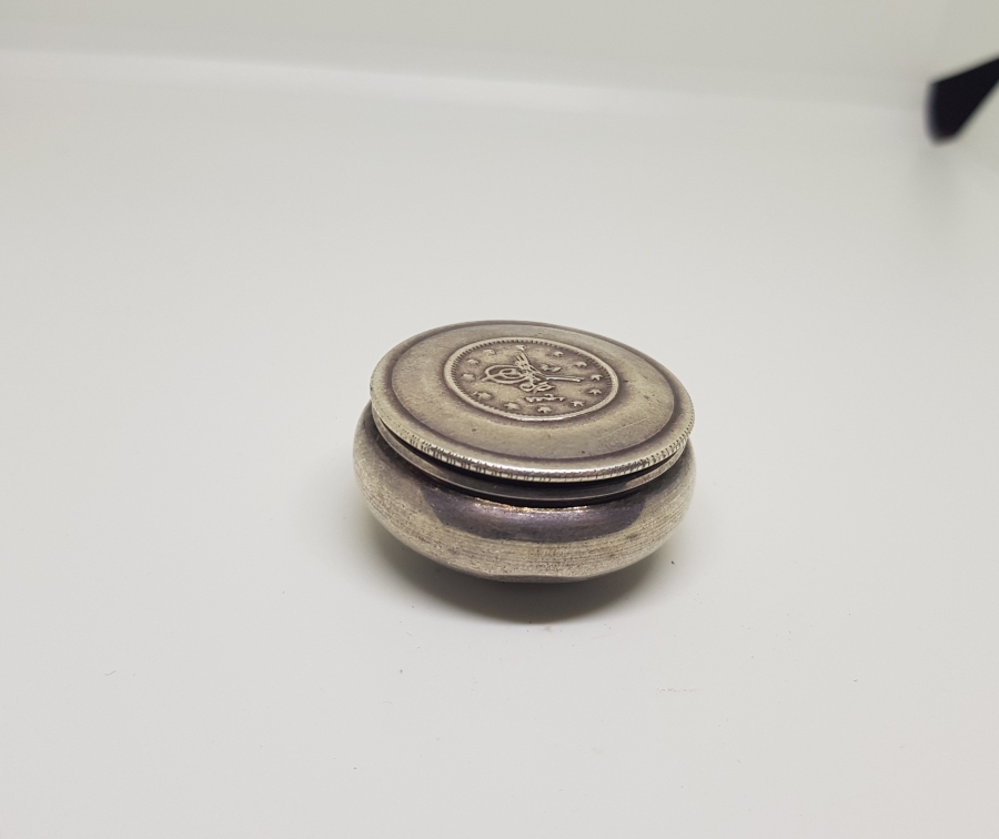 ÜZERİNDE OSMANLI TUĞRASI BULUNAN ANTİKA KAPAKLI GÜMÜŞ ENFİYE KUTUSU