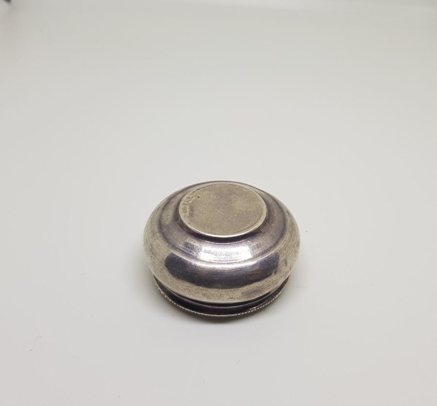 ÜZERİNDE OSMANLI TUĞRASI BULUNAN ANTİKA KAPAKLI GÜMÜŞ ENFİYE KUTUSU