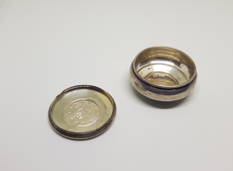 ÜZERİNDE OSMANLI TUĞRASI BULUNAN ANTİKA KAPAKLI GÜMÜŞ ENFİYE KUTUSU