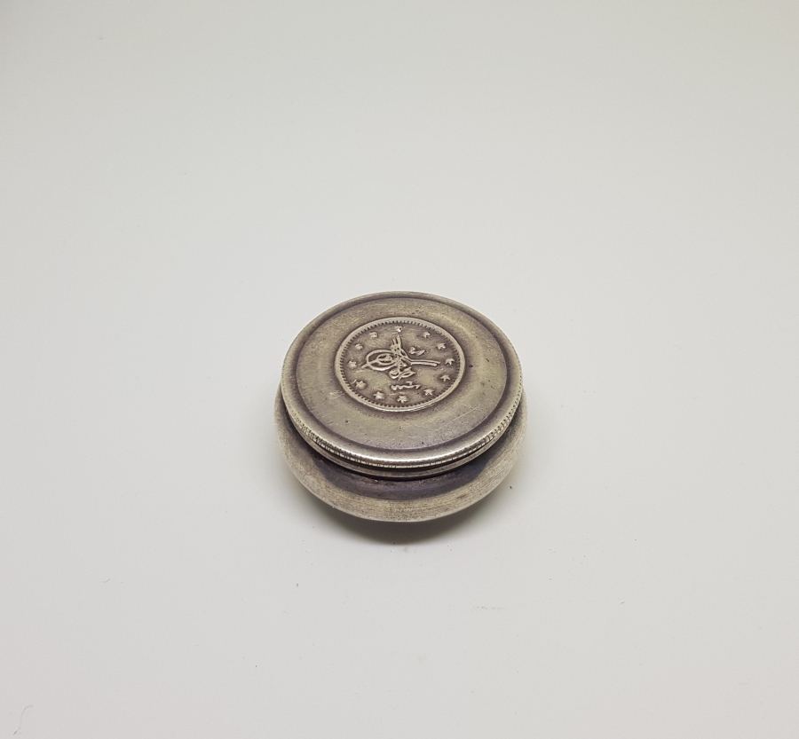 ÜZERİNDE OSMANLI TUĞRASI BULUNAN ANTİKA KAPAKLI GÜMÜŞ ENFİYE KUTUSU