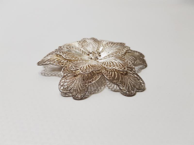 ÇİÇEK FORMLU ANTİKA TELKARİ GÜMÜŞ BROŞ