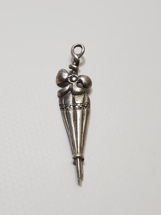 ŞEMSİYE FORMLU GÜMÜŞ BROŞ