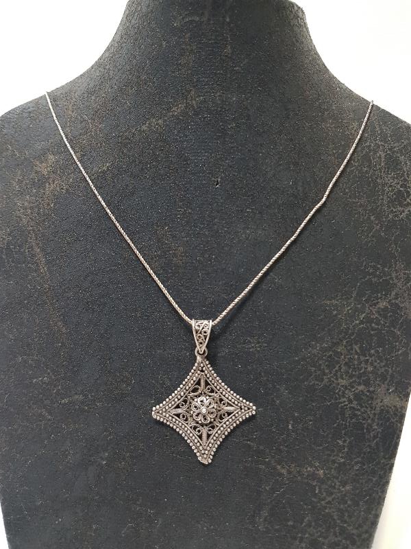 GÜHERZE İŞÇİLİKLİ GÜMÜŞ KOLYE