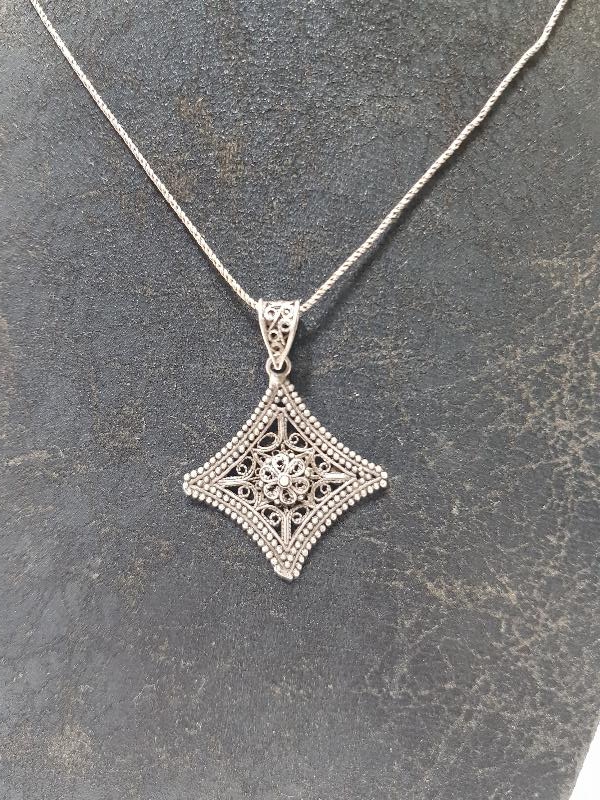 GÜHERZE İŞÇİLİKLİ GÜMÜŞ KOLYE