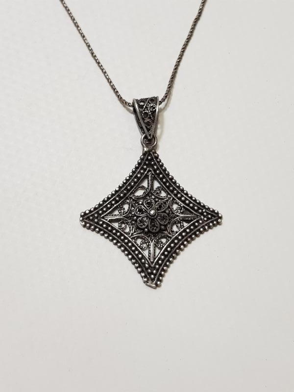 GÜHERZE İŞÇİLİKLİ GÜMÜŞ KOLYE