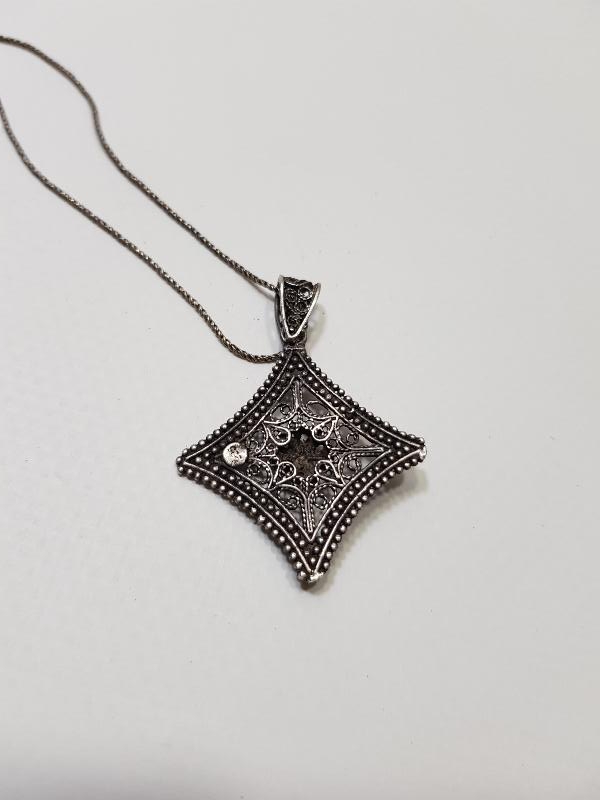 GÜHERZE İŞÇİLİKLİ GÜMÜŞ KOLYE