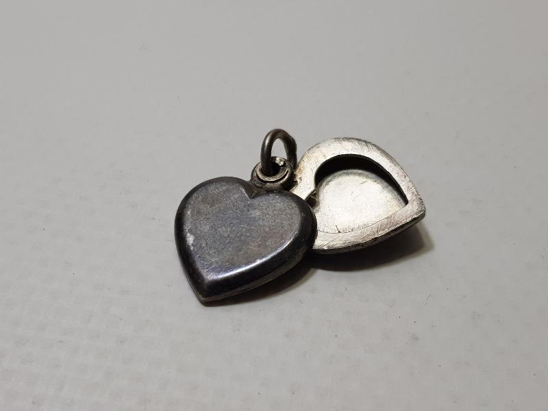 KALP FORMLU GÜMÜŞ RESİMLİK KOLYE UCU