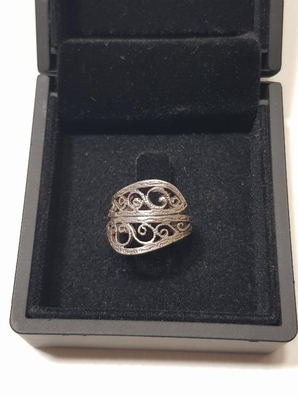 VAV HARFLERİYLE SÜSLÜ GÜMÜŞ YÜZÜK