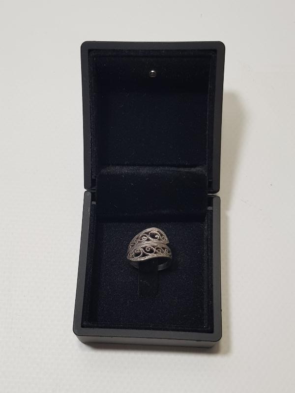 VAV HARFLERİYLE SÜSLÜ GÜMÜŞ YÜZÜK