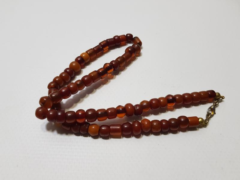 KATALİN VE KEHRİBAR TANELERDEN YAPILMIŞ GERDANLIK