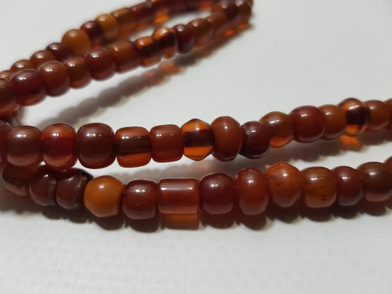 KATALİN VE KEHRİBAR TANELERDEN YAPILMIŞ GERDANLIK