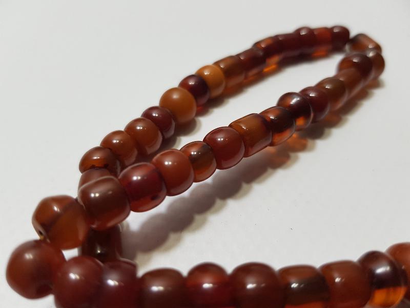 KATALİN VE KEHRİBAR TANELERDEN YAPILMIŞ GERDANLIK