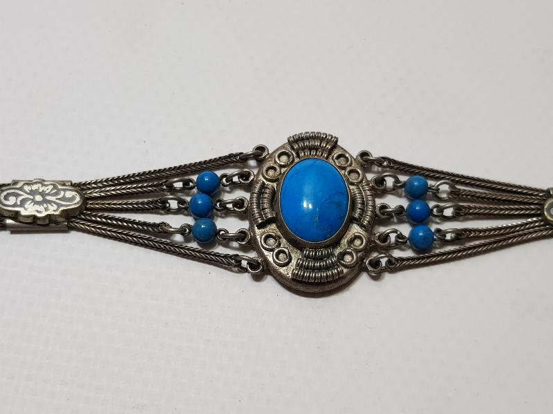 TURKUAZ TAŞLARLA SÜSLÜ GÜHERZE İŞÇİLİKLİ SAVATLI GÜMÜŞ BİLEKLİK