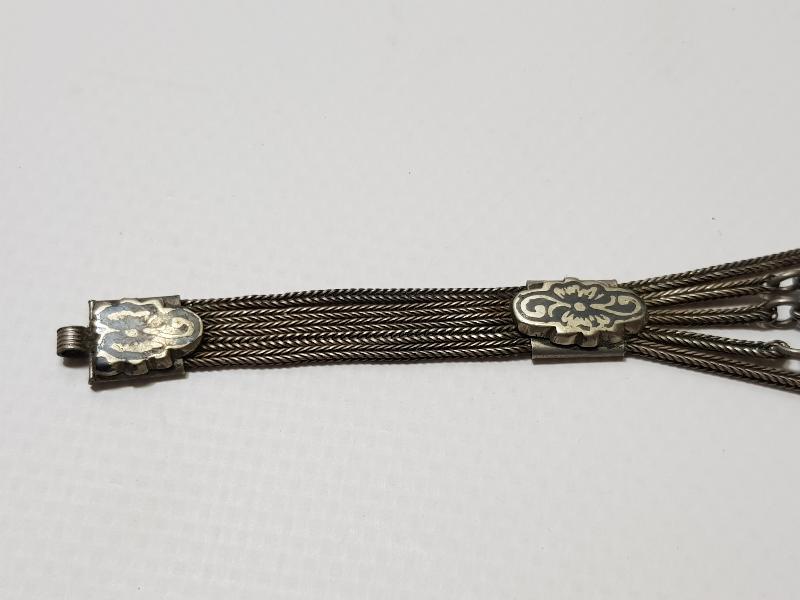 TURKUAZ TAŞLARLA SÜSLÜ GÜHERZE İŞÇİLİKLİ SAVATLI GÜMÜŞ BİLEKLİK