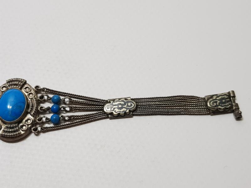 TURKUAZ TAŞLARLA SÜSLÜ GÜHERZE İŞÇİLİKLİ SAVATLI GÜMÜŞ BİLEKLİK