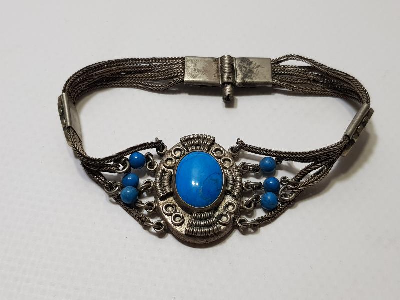 TURKUAZ TAŞLARLA SÜSLÜ GÜHERZE İŞÇİLİKLİ SAVATLI GÜMÜŞ BİLEKLİK