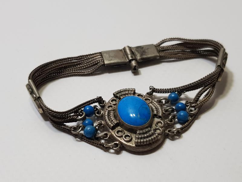 TURKUAZ TAŞLARLA SÜSLÜ GÜHERZE İŞÇİLİKLİ SAVATLI GÜMÜŞ BİLEKLİK