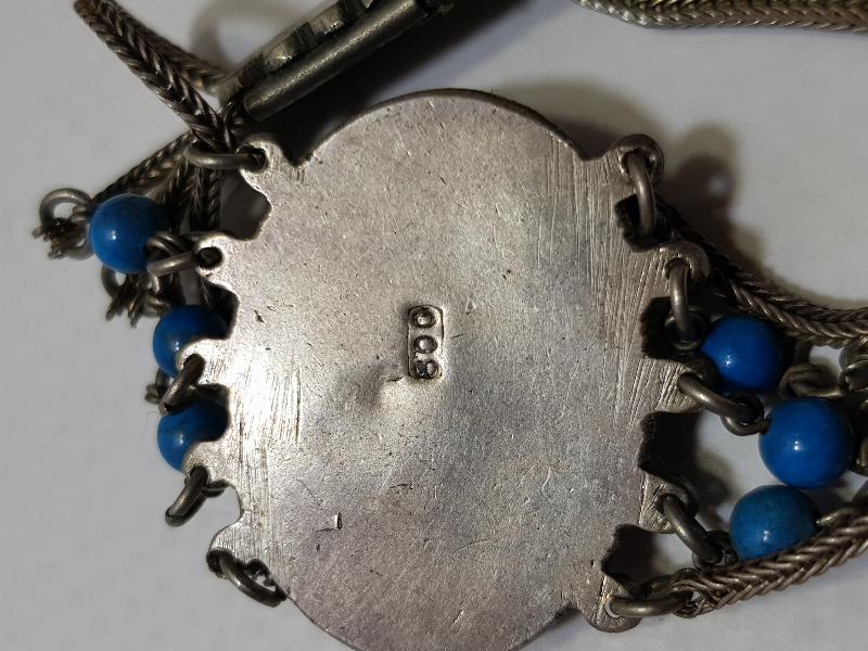 TURKUAZ TAŞLARLA SÜSLÜ GÜHERZE İŞÇİLİKLİ SAVATLI GÜMÜŞ BİLEKLİK